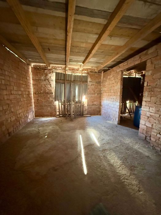 Продаж земельної ділянки з незавершеним будинком у с. Грушів