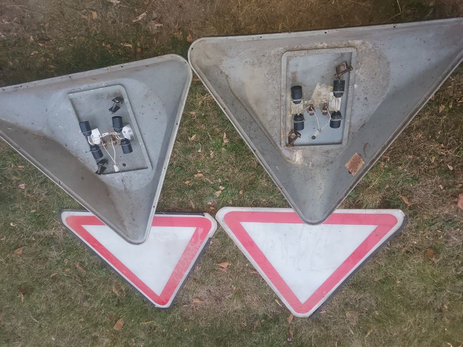 Дорожній знак (2 шт )ціна за 1шт