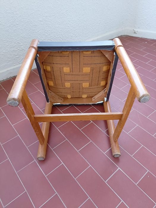 Mesa de madeira com 4 cadeiras