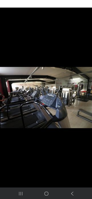 Pełne wyposażenie siłowni, podłoga typu puzzle