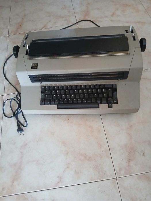 Máquina de Escrever IBM 196C – Vintage Colecionável