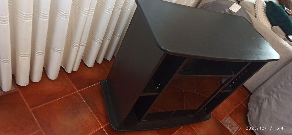 Móvel de tv com portas de vidro