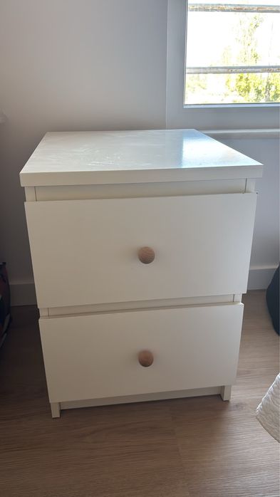 Comoda e mesa de cabeceira ikea