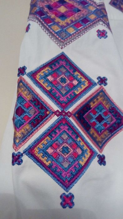 розкішна нова жіноча вишиванка SVARGA