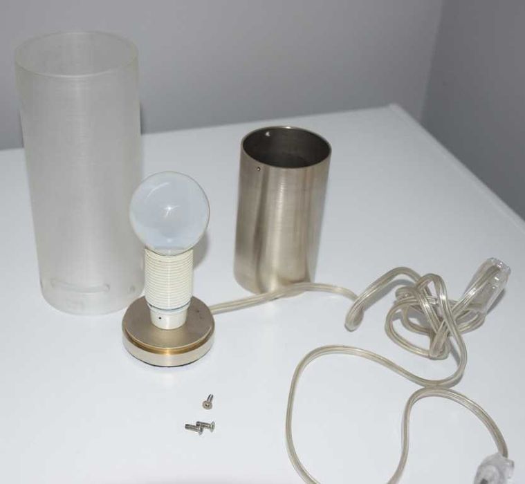 Candeeiro de mesa com base em inox pesada e de elevada qualidade