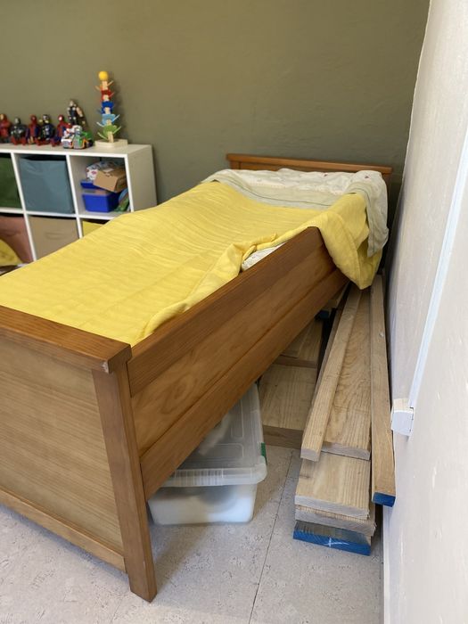 Cama de Solteiro em Pinho Mel + Colchão (8 meses de uso)