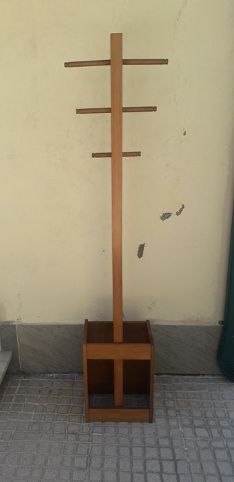 Cabide de pe madeira