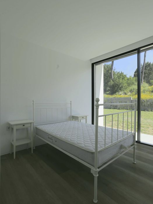 Cama ferro branca e mesinhas