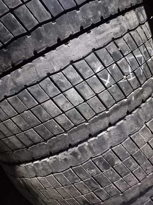 Шина 215/75R17.5 з Европи (остаток від 10 мм) 20 роки
