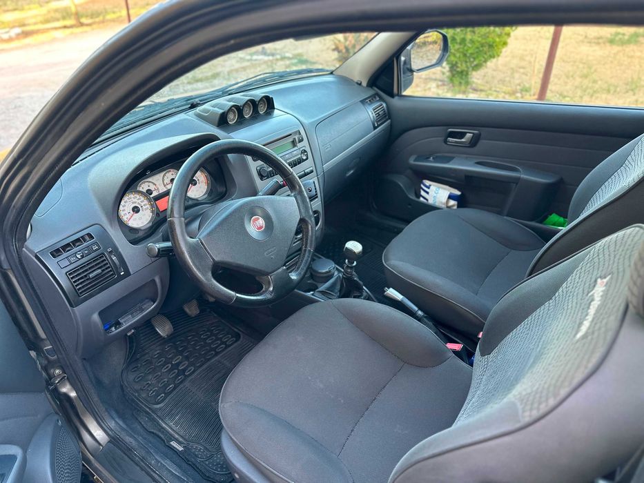 Carro em óptimo estdo tando de interior como de exterior...