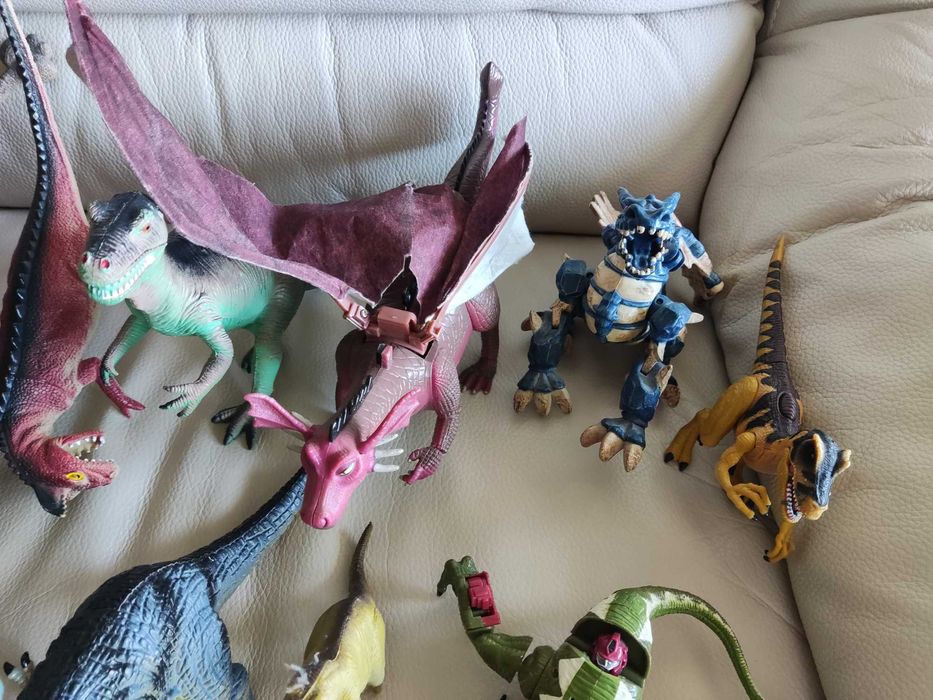 Vários bonecos dinossauros