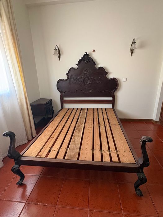 Cama casal e mesas cabeceira antiga madeira