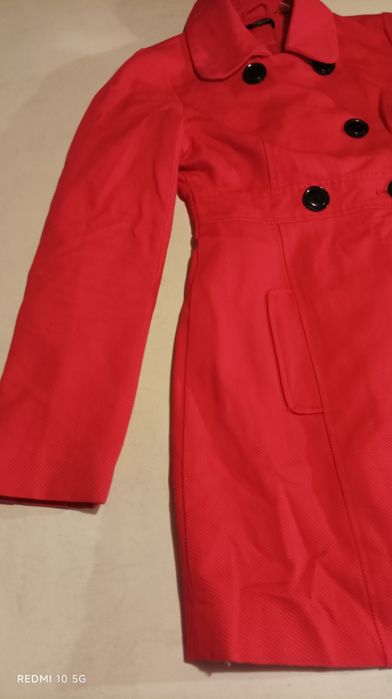 Gabardina em laranja,de marca Bershka, tamanho M