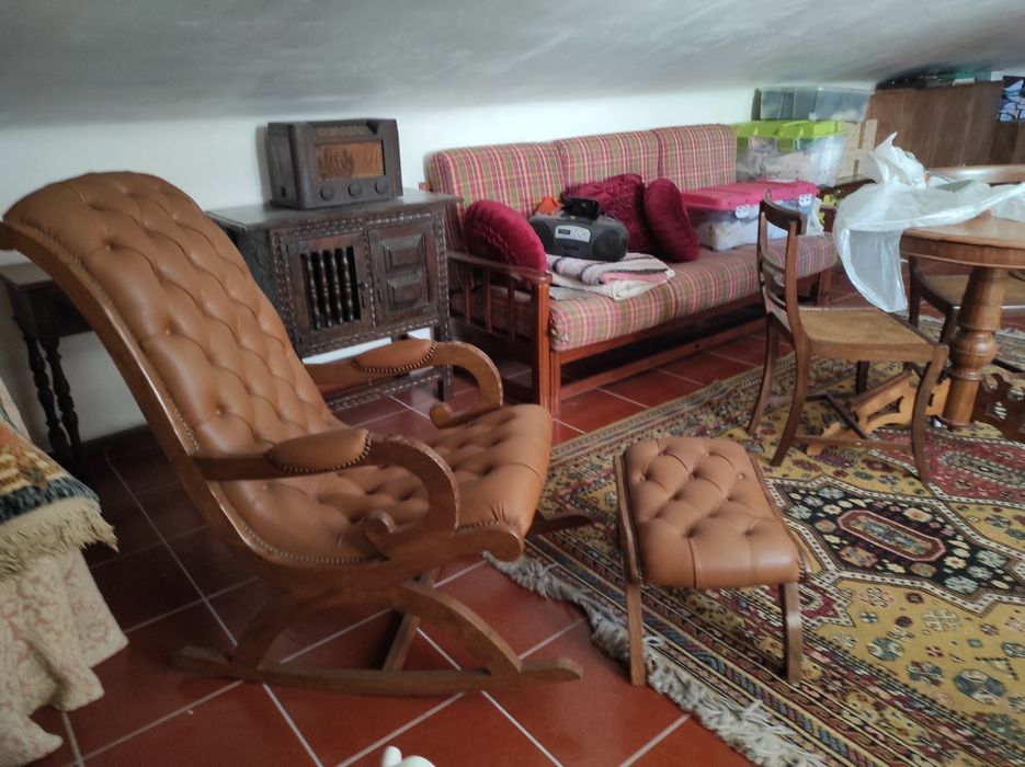 Cadeira de baloiço e banco em pele