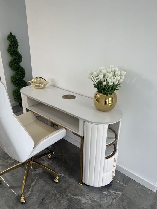 Białe złote biurko kosmetyczne do paznokci glamour ryflowane