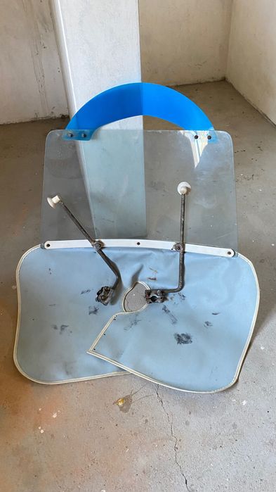 pára-brisa de motorizada antigo.