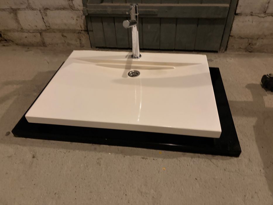 Umywalka z baterią i blatem