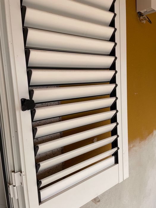 2 Janelas com Persianas de Encaixe: 1,1m x 1,1m.  condição excelente