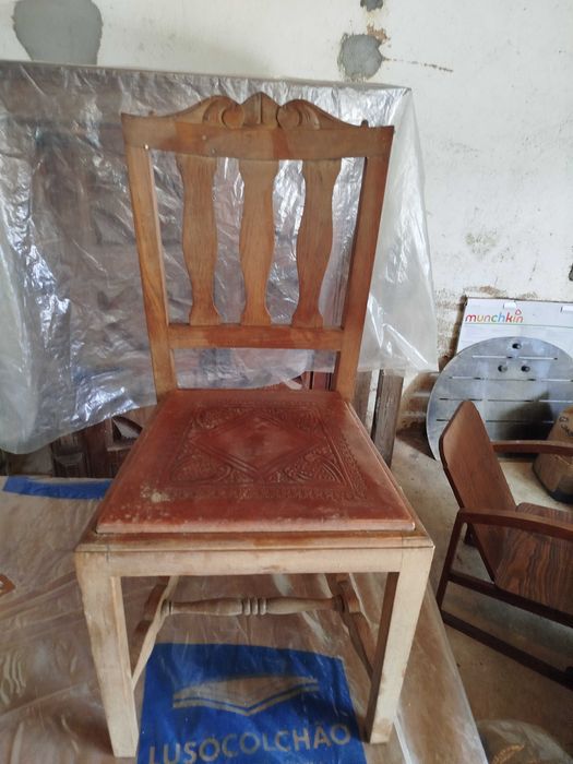 Vendo mobilia de sala com 2 aparadores, 1 mesa estensivel, 6 cadeiras e 2 cadeirões inicios do seculo xx