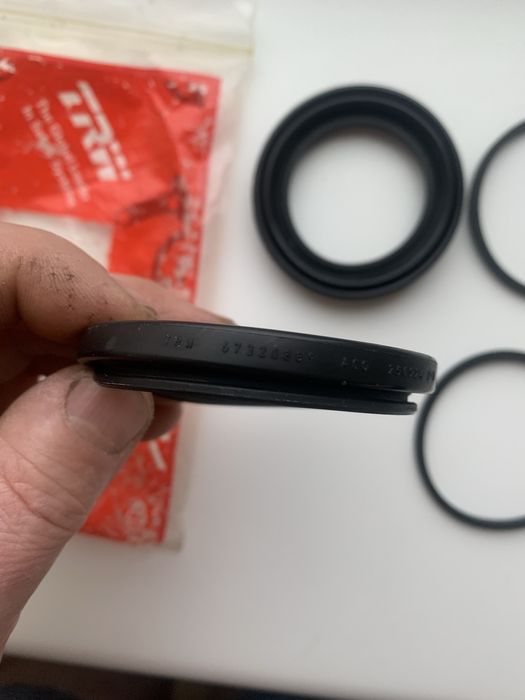 Продам пильники гальмівного циліндра на Тойоту Короллу 1.4 дизель.