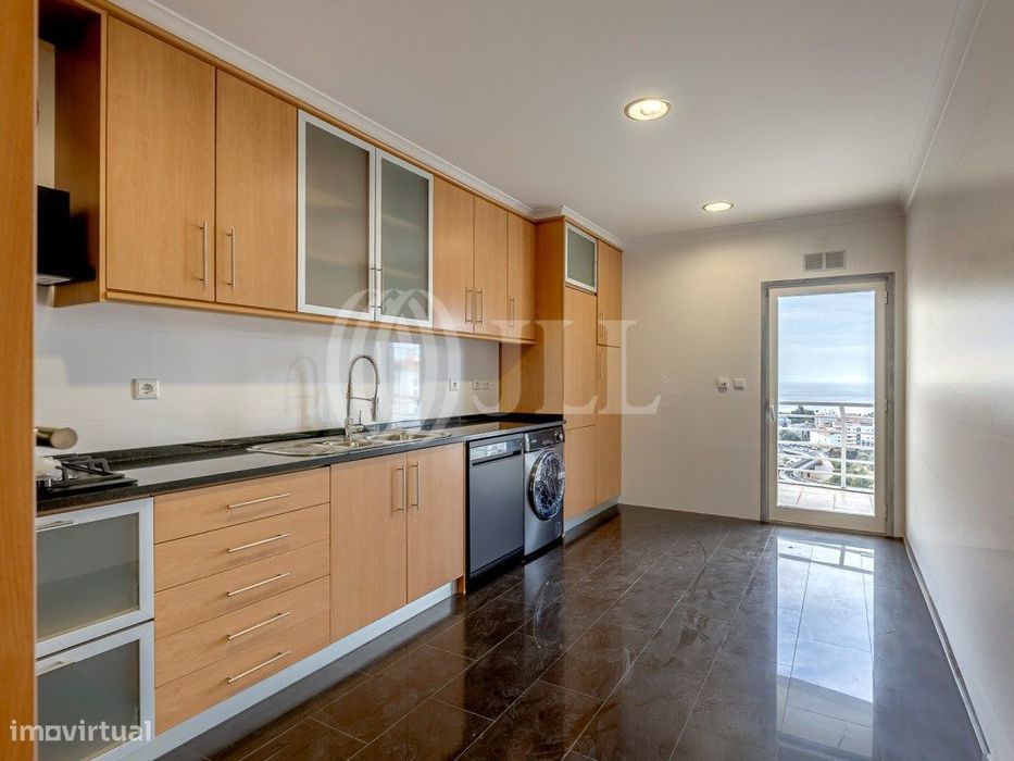 Apartamento T3 no condomínio L Towers, em Paço de Arcos