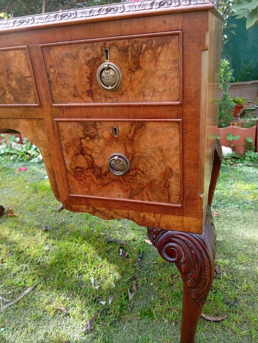 Secretaria de período Georgiano em nogueira e mogno, pés cabriolet