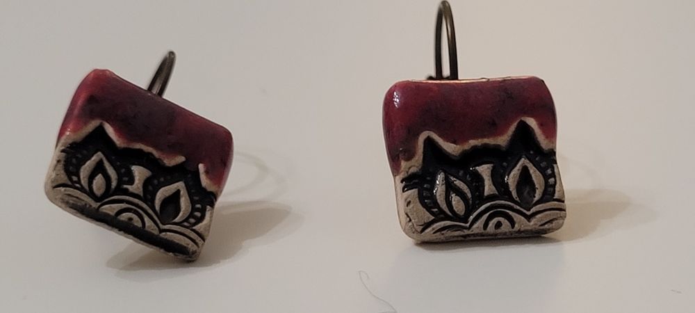 Małe kolczyki ceramiczne kolor rózowo-fioletowy