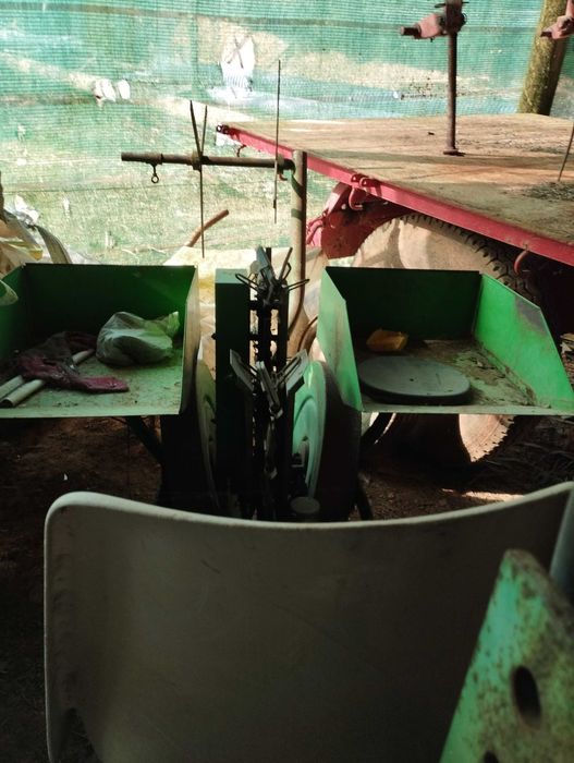 Plantador de pinças com sistema de rega
