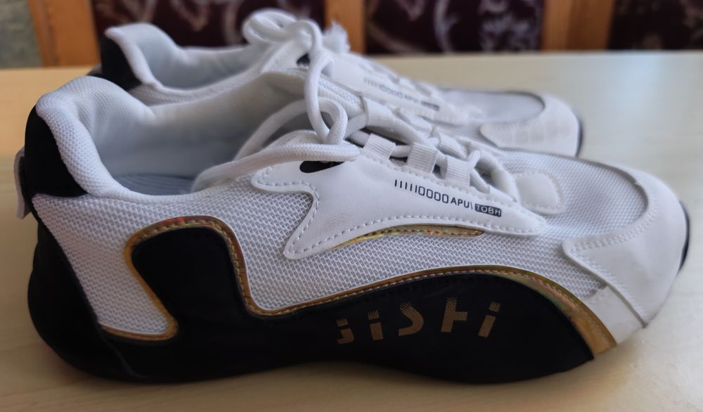 Męskie sneakersy biało - czarne ze złotymi wstawkami