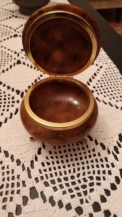 guarda joias italiano em alabastro com armação dourada