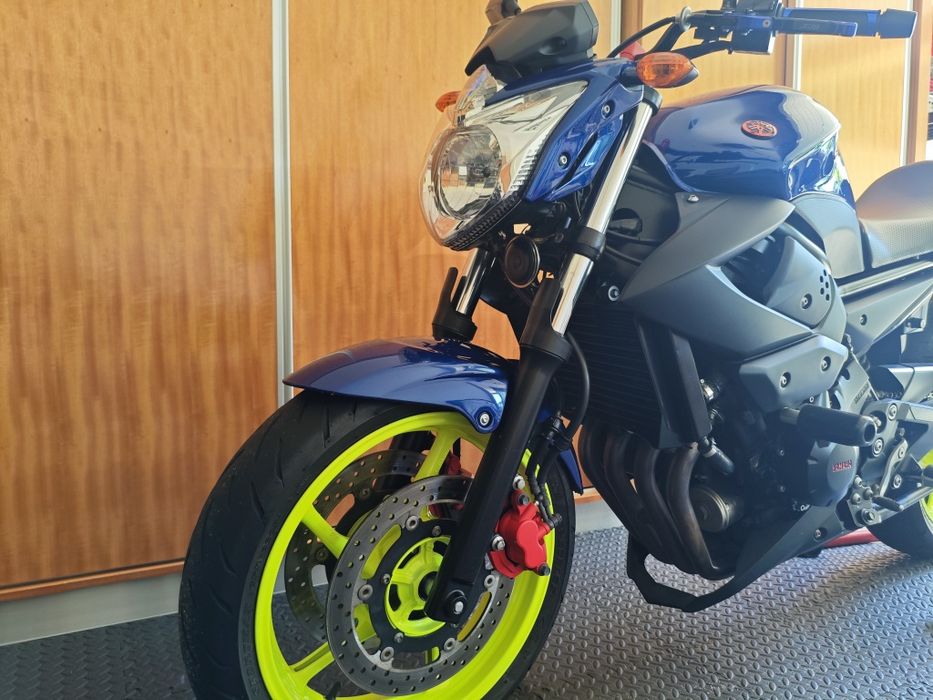 Moto Yamaha XJ6.