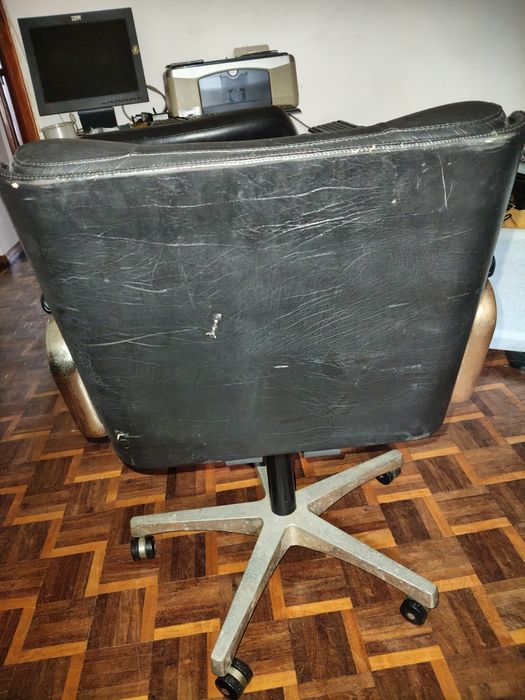 Cadeira de escritório giratória e reclinável