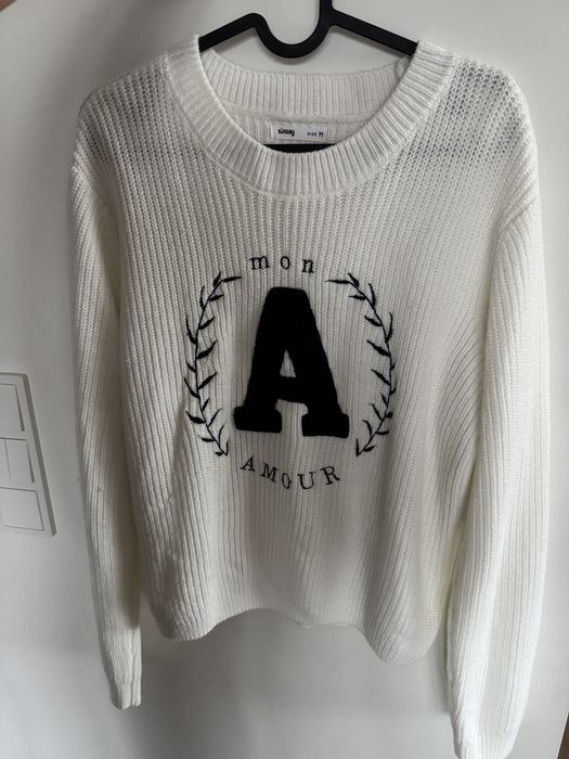 Bialy sweter Sinsay M z granatowa litera