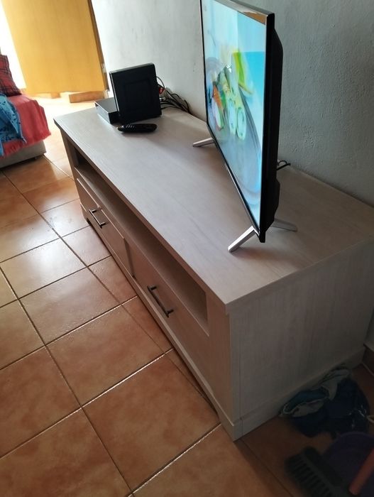 Móvel para TV com duas gavetas