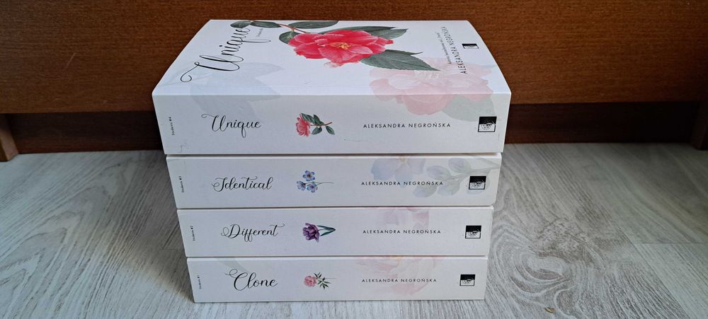 4x Aleksandra Negrońska Clone + Different + Identical + Unique