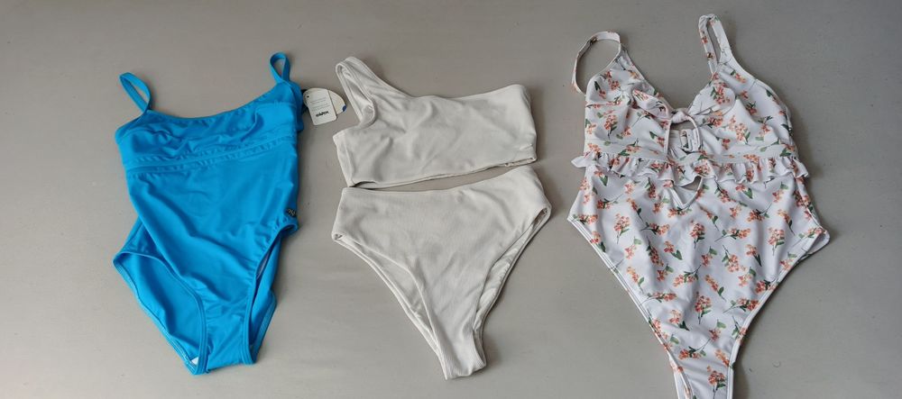 Trzy stroje kąpielowe damskie M