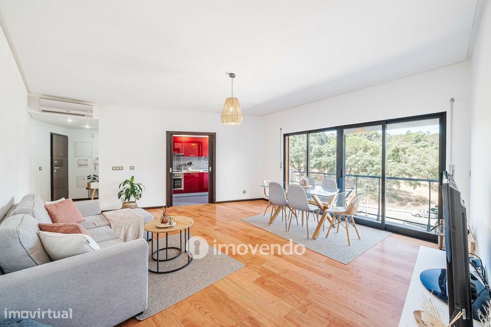 Apartamento T1 moderno, com varanda e áreas amplas, em Corroios