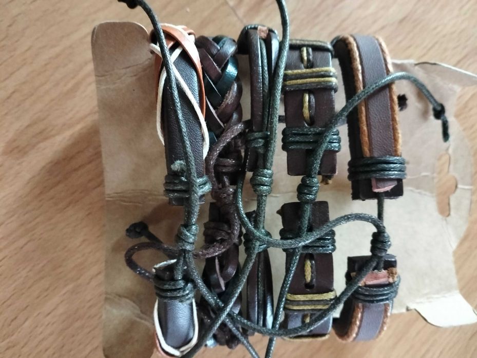 Pulseiras em pele, novas