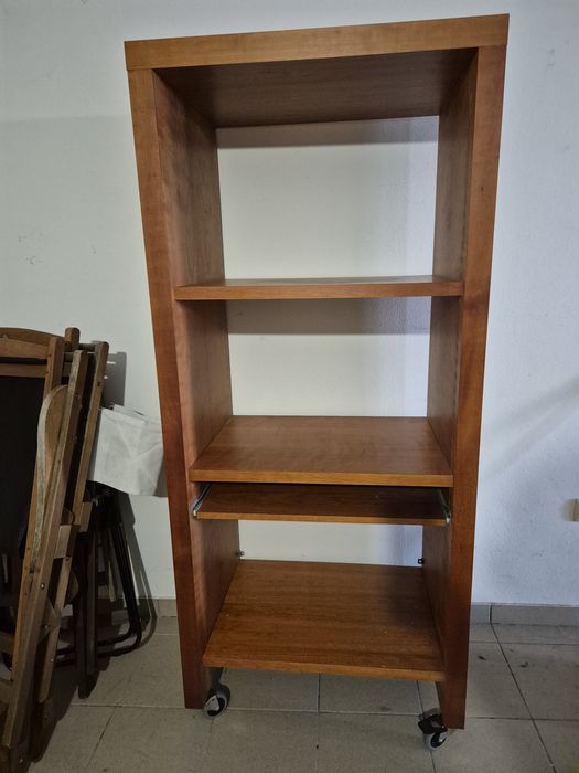 Estante para computador com rodas