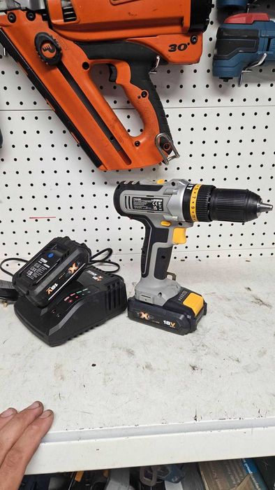 Wkrętarka Titan TTB884COM 18V 2X2AH