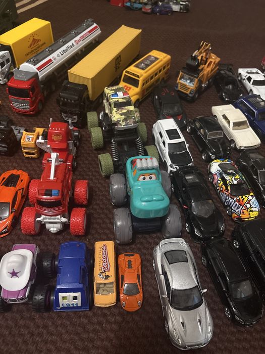 коллекция литых игрушечных автомобилей