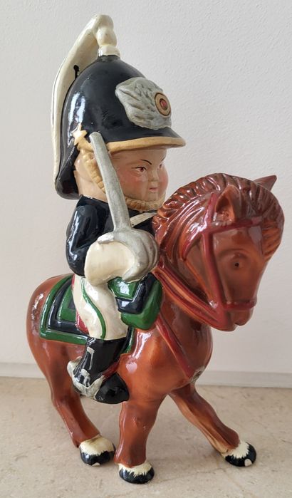 Cavaleiro GNR em cavalo castanho em faiança portuguesa - 20 cm x 19 cm