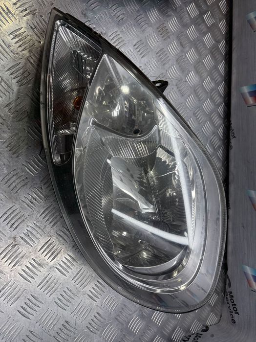 Фара левая  Renault Trafic Opel Vivaro  Primastar 2006- 8200701363