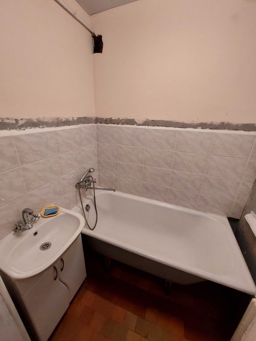 Без комісії продам 2-к.  Маккейна, 38а. Метро Звіринецька - 5 хв. пішк