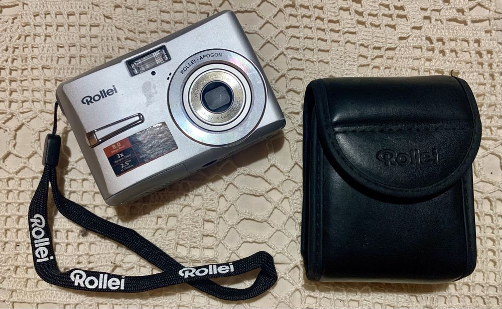 Máquina fotográfica Rollei com capa