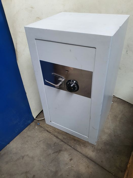Sejf na klucz + zamek szyfrowy