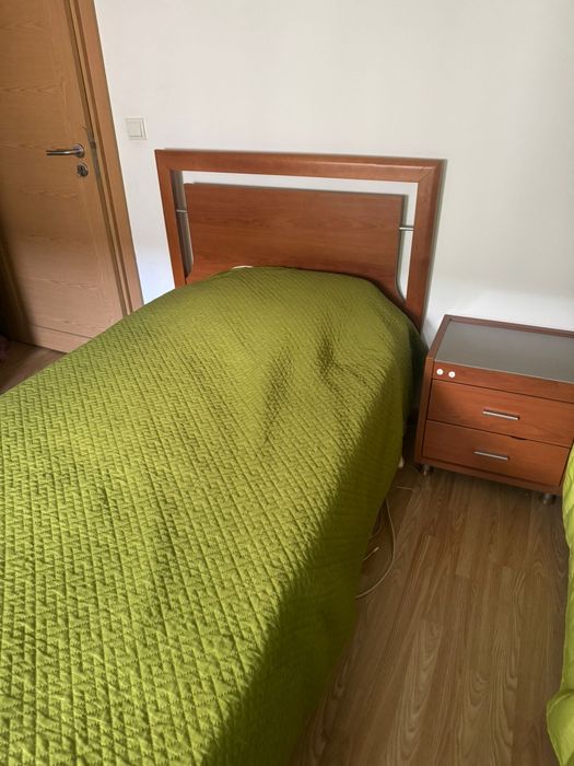 Vendo Cama e mesa de cabeceira solteiro