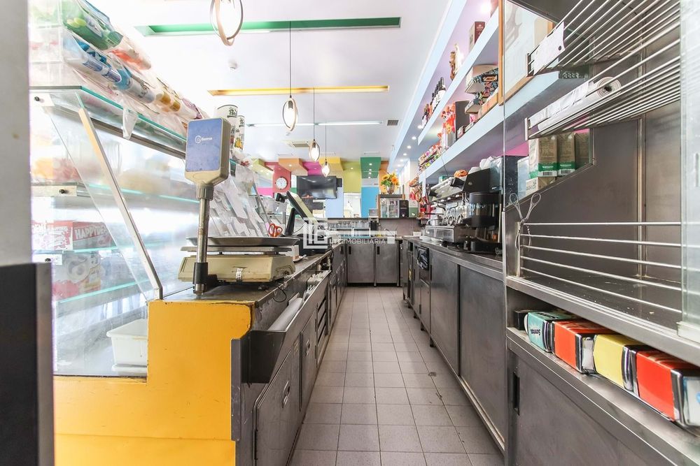 Trespassa-se restaurante e snack-bar em pleno funcionamento