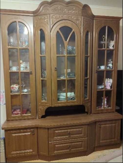 Сервант - меблі у вітальню.