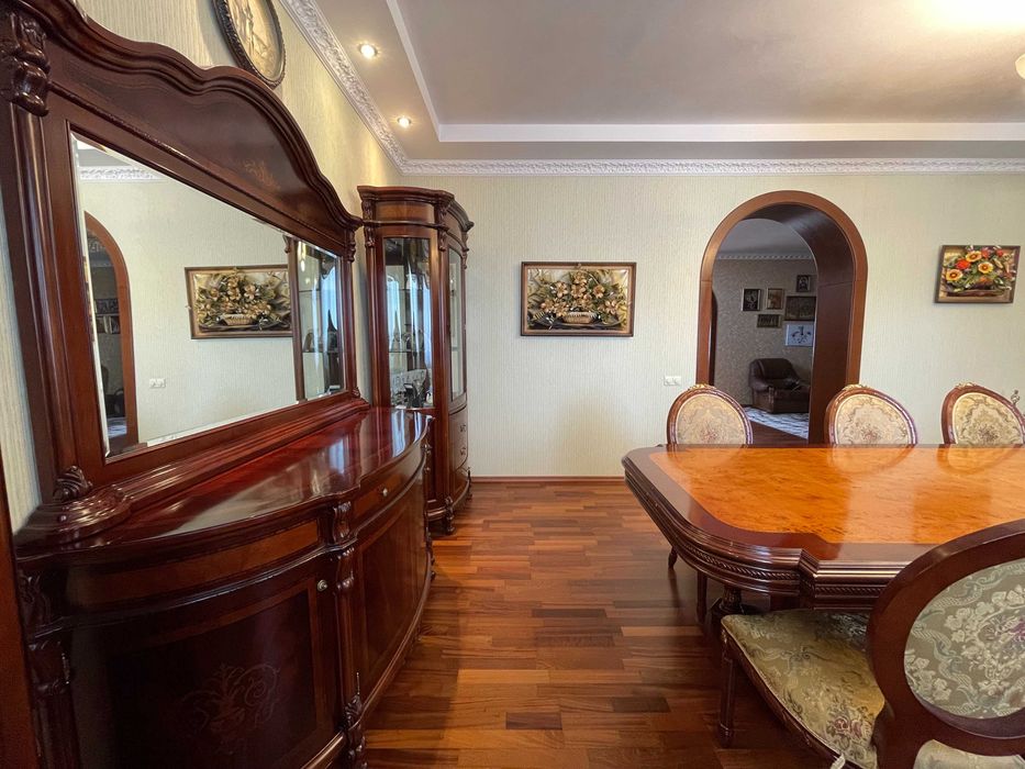ПРОДАЖ БЕЗ КОМІСІЇ. Триповерховий будинок в с. Гореничі вул Мрії Площа будинку 398,5 кв.м. Ділянка 40 соток з ландшафтним дизайном